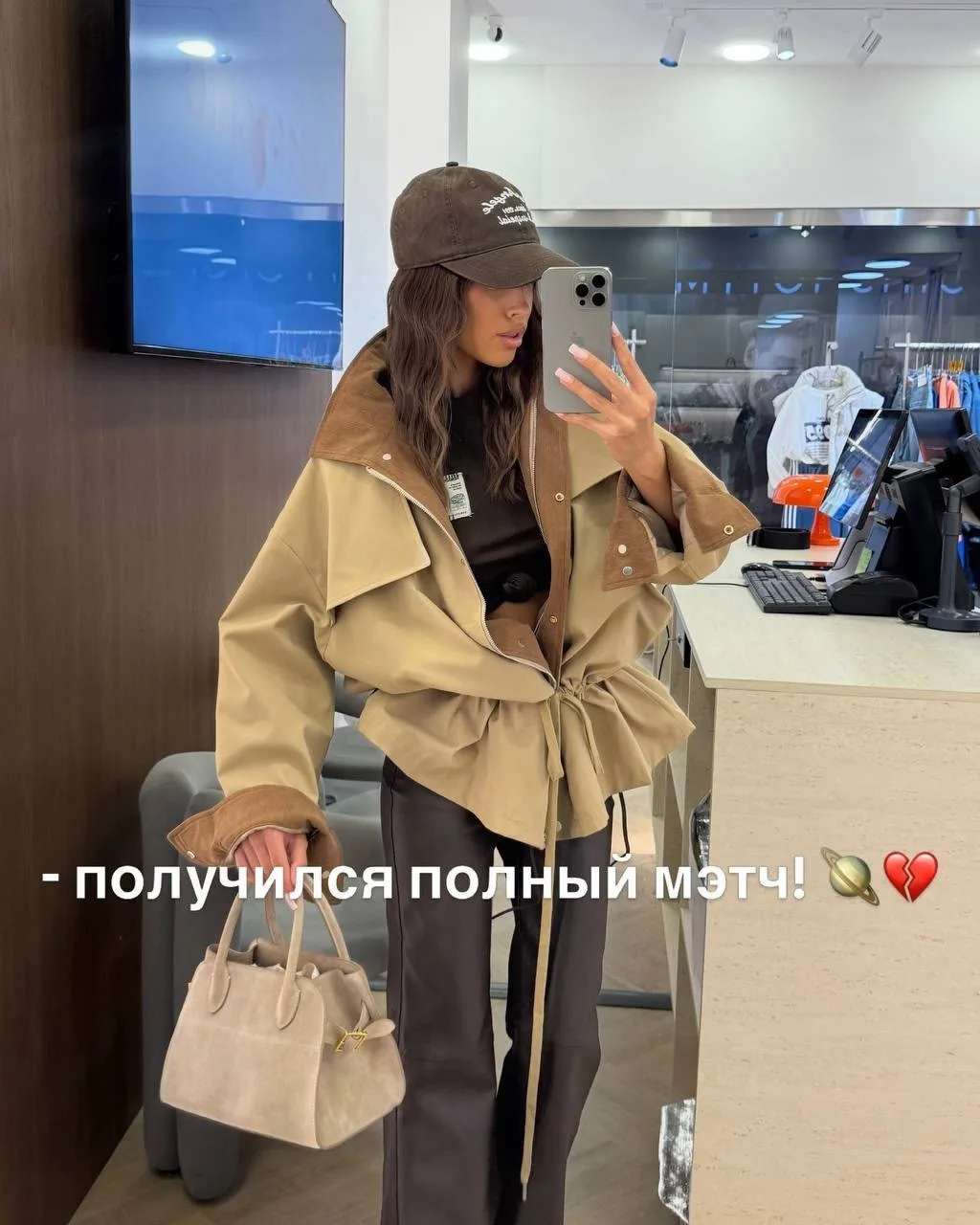 Утеплённый стильный тренч с вельветовыми вставками — фото 1