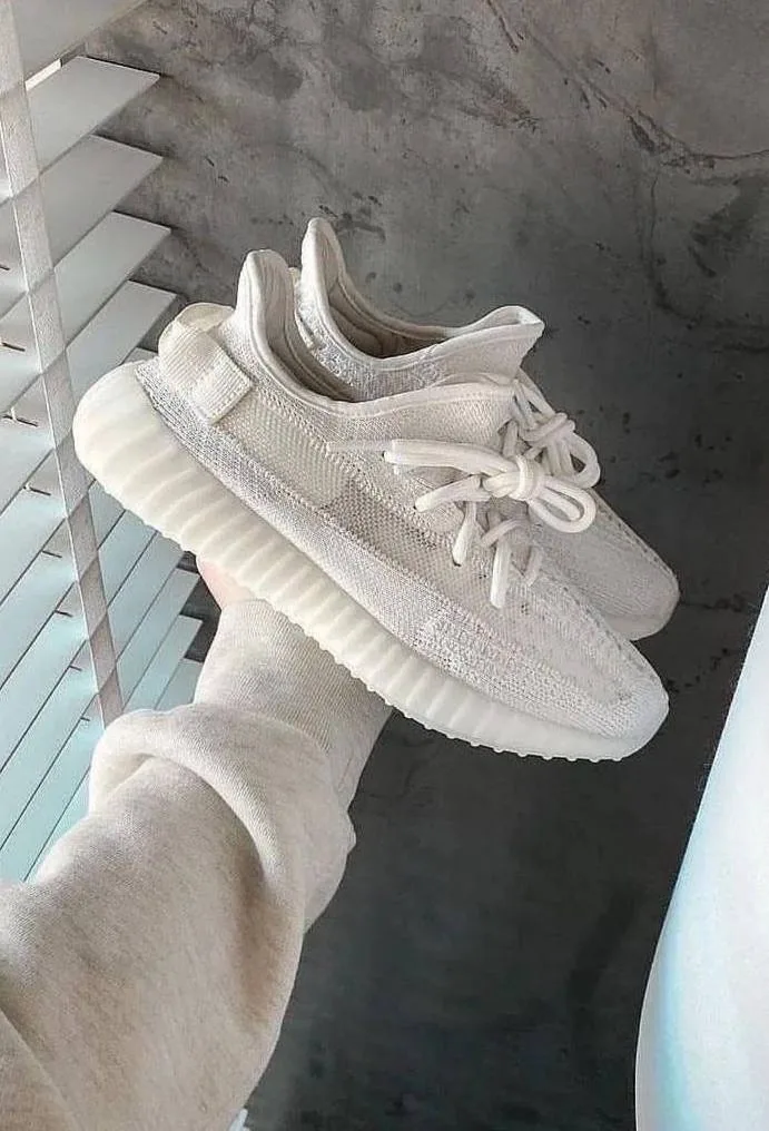 Adidas Yeezy 350 V2 Bone светлые кроссовки на каждый день — фото 1