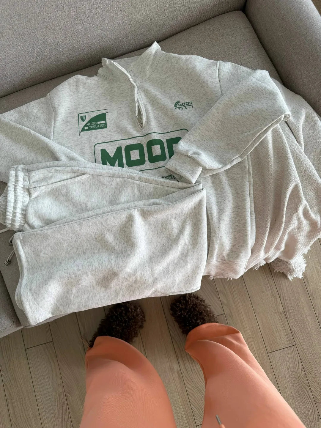 Яркий костюм свободного кроя свитшот с воротником на молнии, принт MOOD и широкие брюки Разноцветный — фото 9