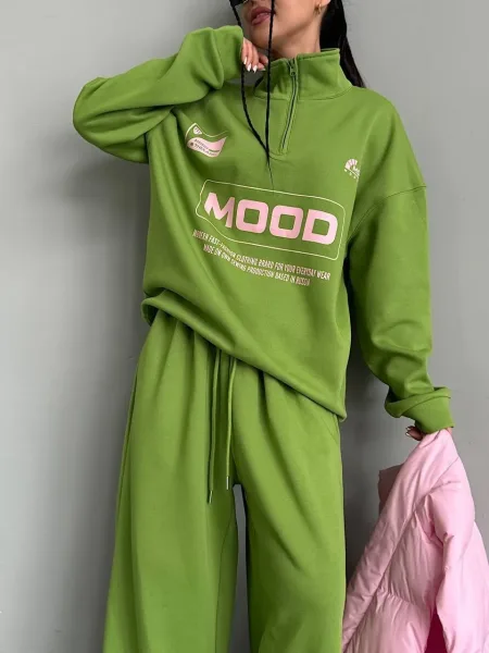 Яркий костюм свободного кроя свитшот с воротником на молнии, принт MOOD и широкие брюки Разноцветный — фото 1