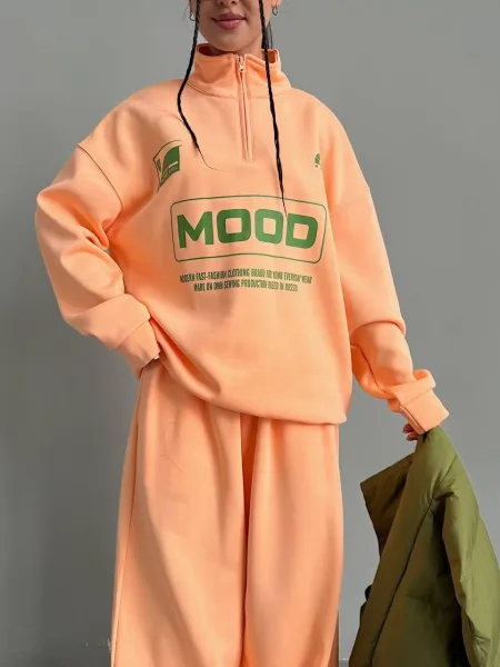 Яркий костюм свободного кроя свитшот с воротником на молнии, принт MOOD и широкие брюки Разноцветный — фото 3