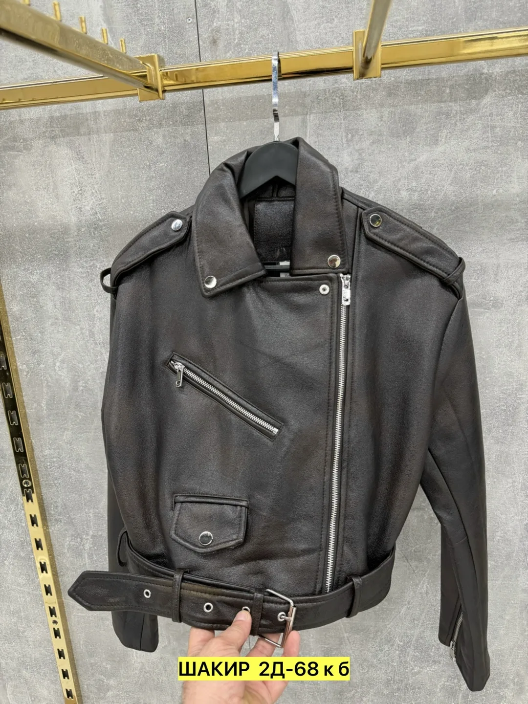 Лёгкий бомбер из эко-кожи — фото 11