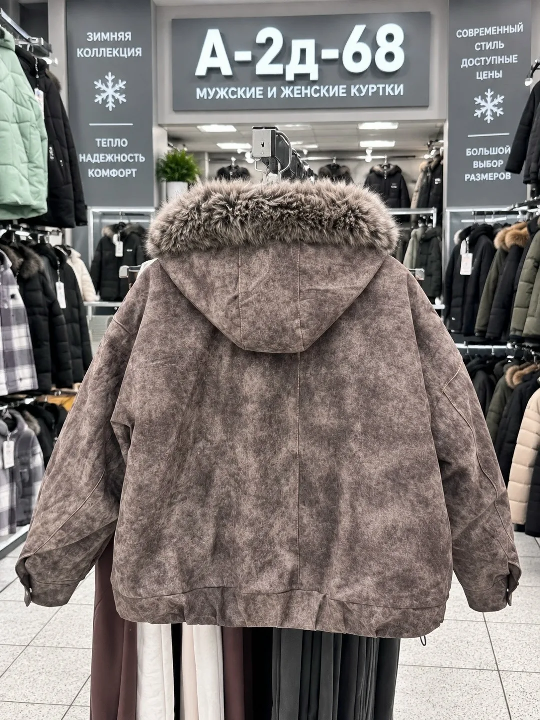 Тёплая стильная куртка из джинсы съёмным меховым воротником — фото 2