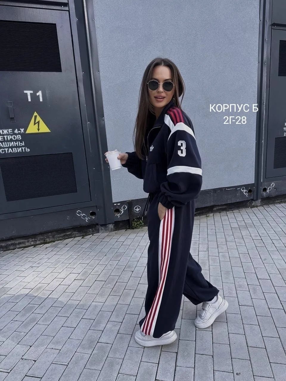 Спортивный комплект из кофты на молнии и свободных штанов с боковыми лампасами — фото 4