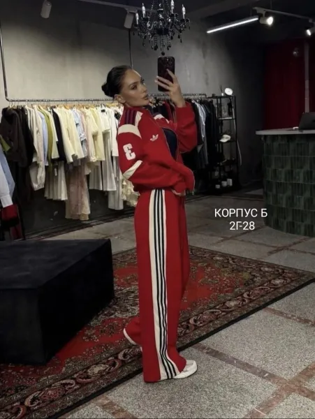 Спортивный комплект из кофты на молнии и свободных штанов с боковыми лампасами чёрная — фото 18