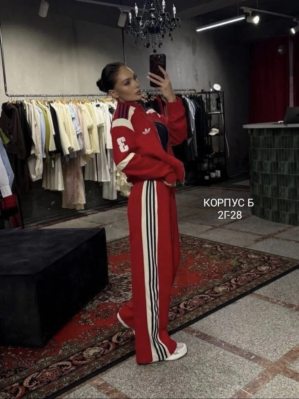 Спортивный комплект из кофты на молнии и свободных штанов с боковыми лампасами чёрная — фото 6