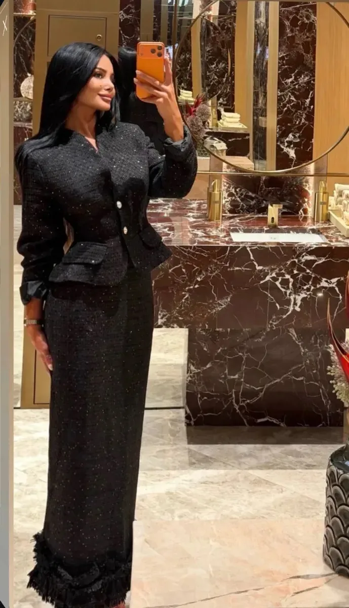 Женственная двойка с приталенным пиджаком, жемчужными пуговицами и длинной юбкой с эффектной бахромой — фото 3