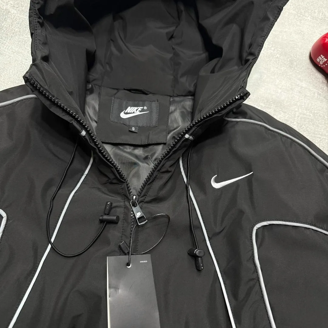 Зимняя куртка от Nike с непромокаемым материалом и утеплителем холофайбер — фото 5