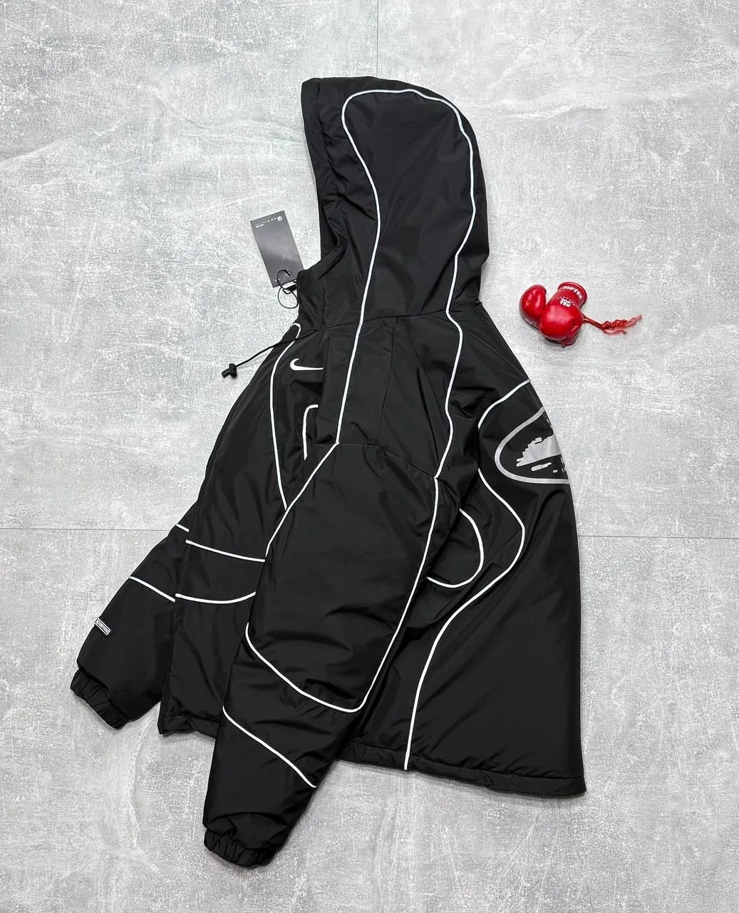 Зимняя куртка от Nike с непромокаемым материалом и утеплителем холофайбер — фото 7