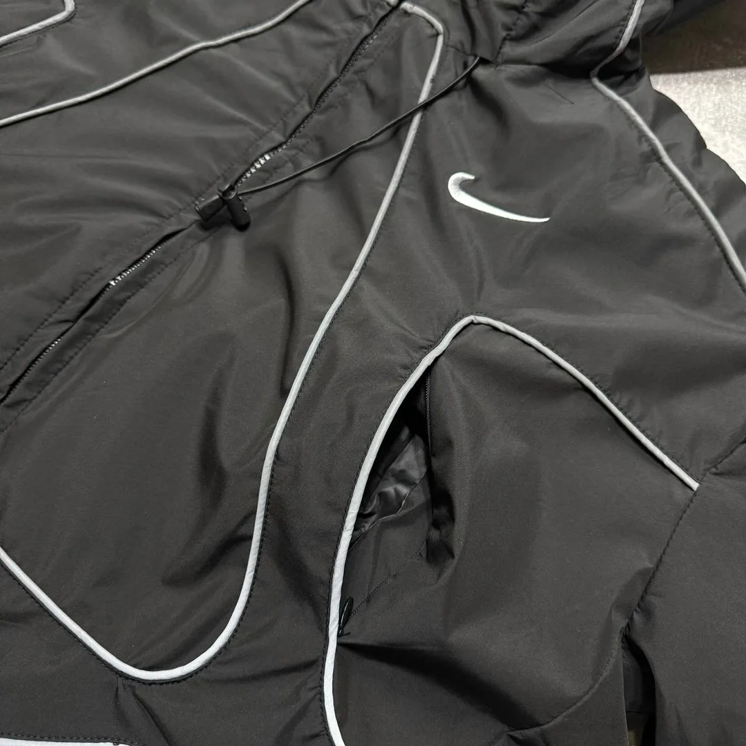 Зимняя куртка от Nike с непромокаемым материалом и утеплителем холофайбер — фото 10