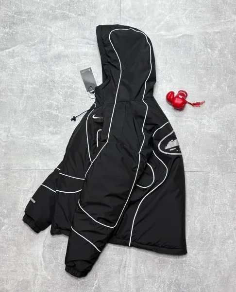 Зимняя куртка от Nike с непромокаемым материалом и утеплителем холофайбер — фото 6