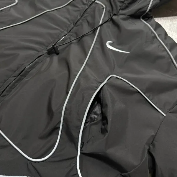 Зимняя куртка от Nike с непромокаемым материалом и утеплителем холофайбер — фото 9