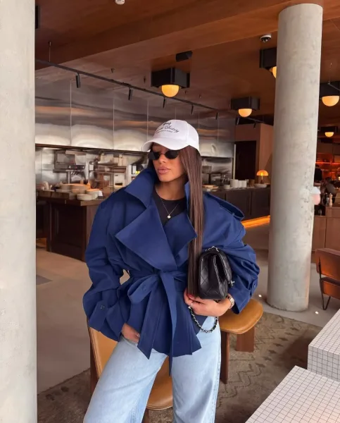 Укороченный тренч с высоким воротником — фото 18