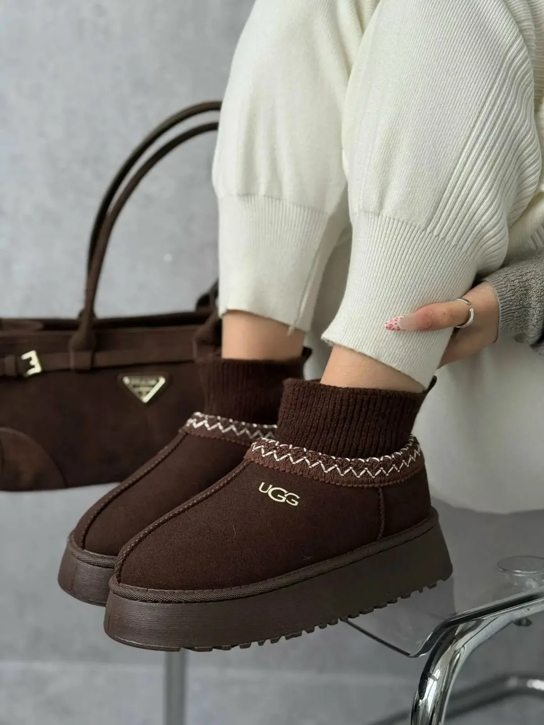 Зимние ботинки UGG на платформе из premium-материала — фото 6
