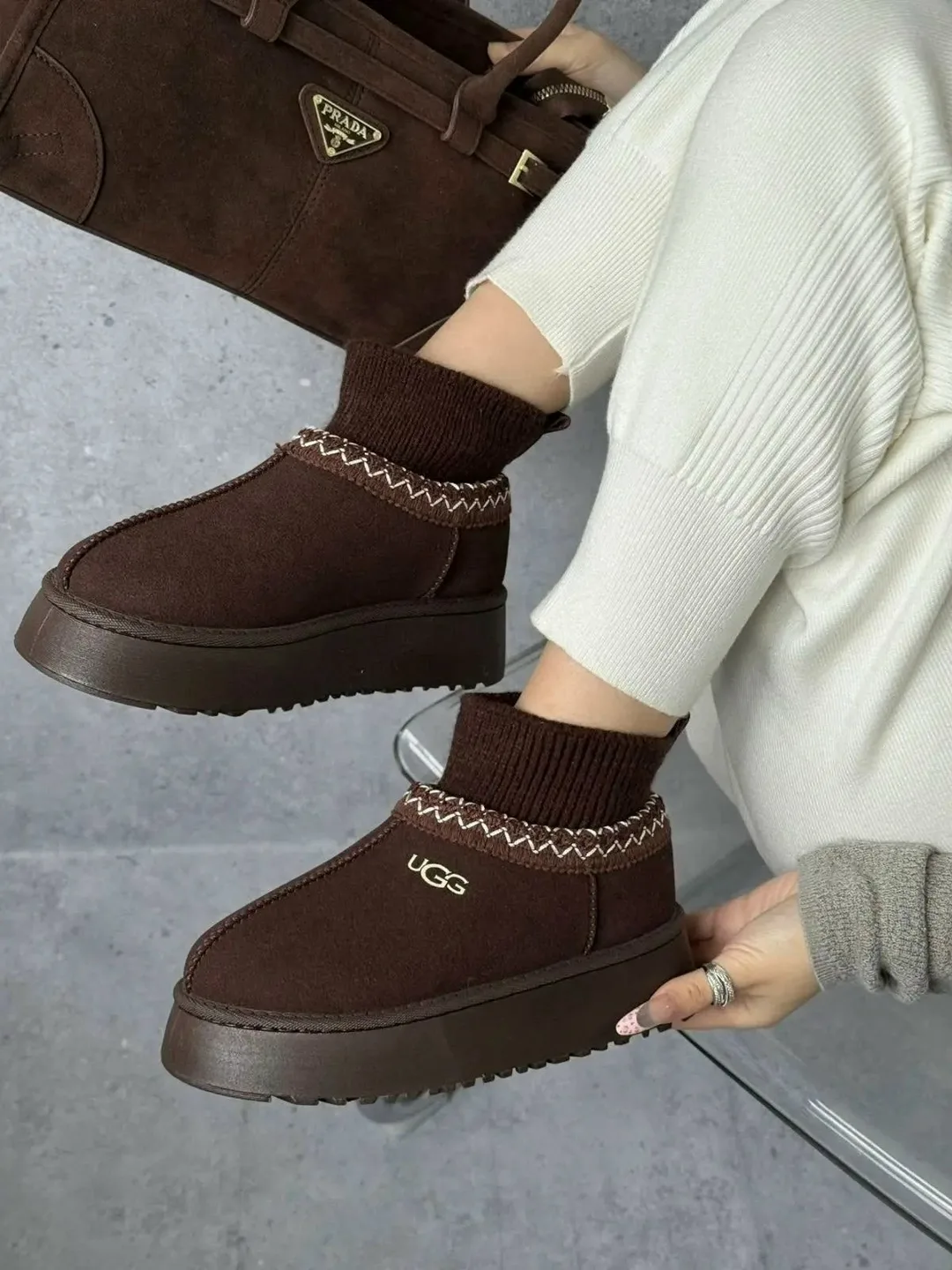 Зимние ботинки UGG на платформе из premium-материала — фото 9