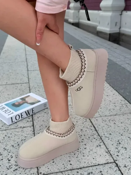 Зимние ботинки UGG на платформе из premium-материала — фото 1