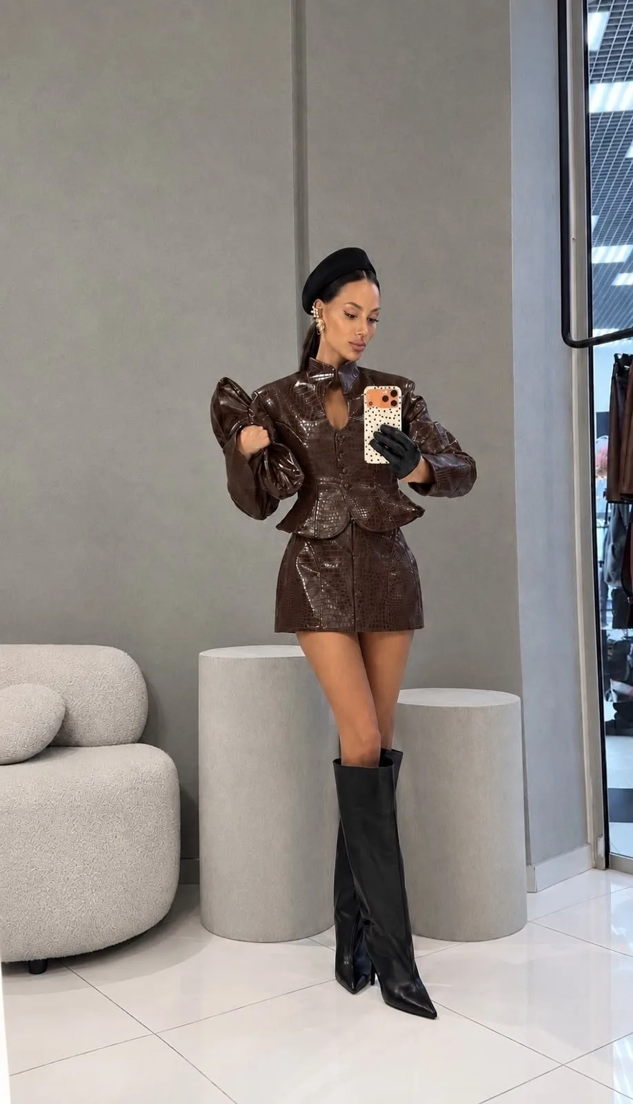 Комплект из пиджака и юбки из имитации кожи крокодила — фото 1