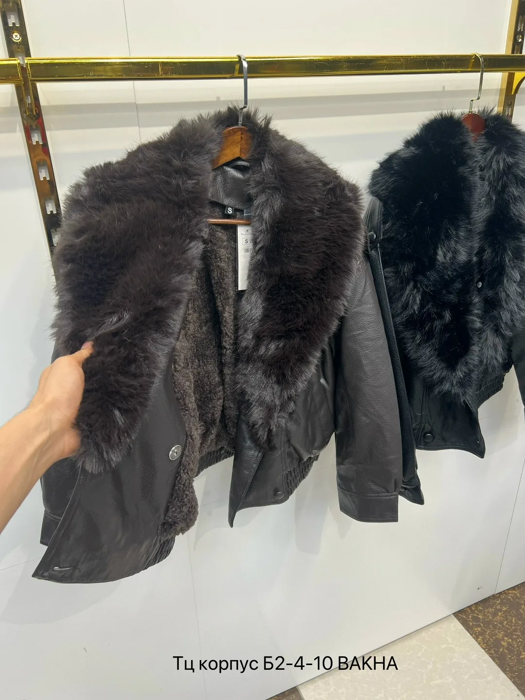 Кожаная куртка с объёмным меховым воротником — фото 12
