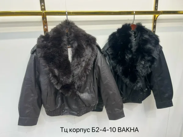 Кожаная куртка с объёмным меховым воротником — фото 20