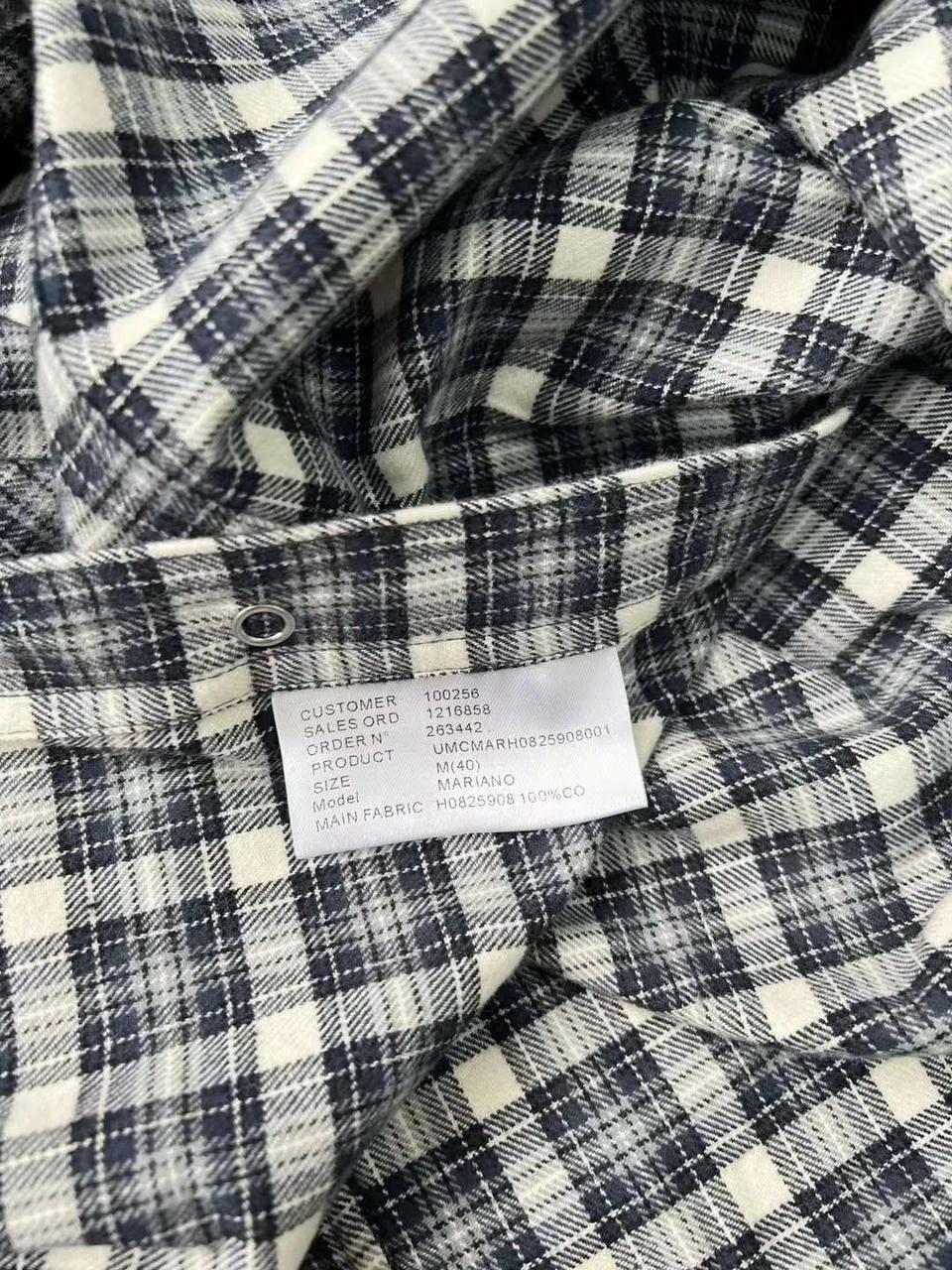 Модель сделана по классическому крою, но носить её можно гораздо свободнее навыпуск, с джинсами, прямыми брюками или пов — фото 3