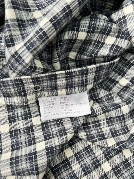 Модель сделана по классическому крою, но носить её можно гораздо свободнее навыпуск, с джинсами, прямыми брюками или пов — фото 3