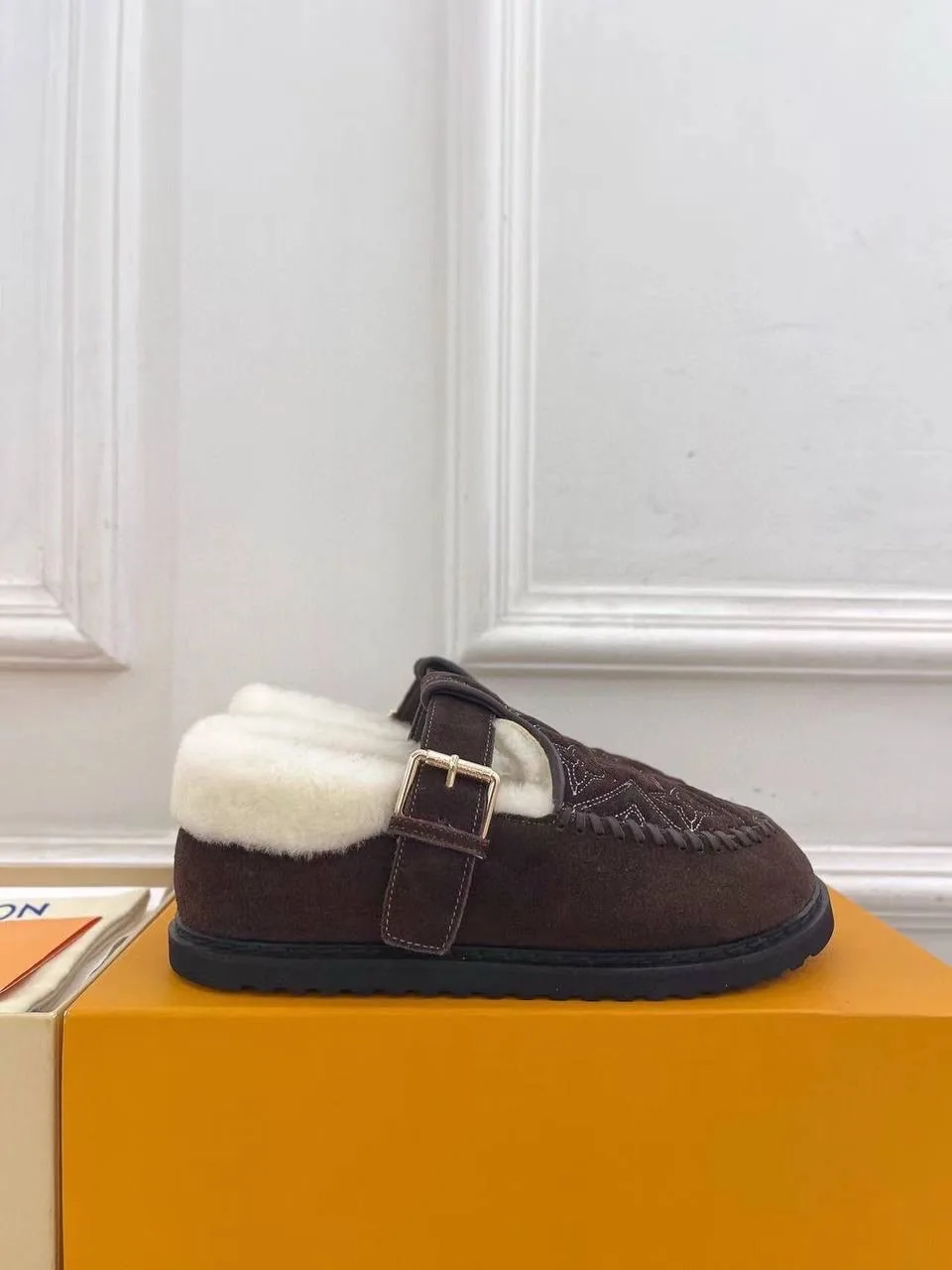 Louis Vuitton Colorado коричневые сандалии с меховой отделкой — фото 2