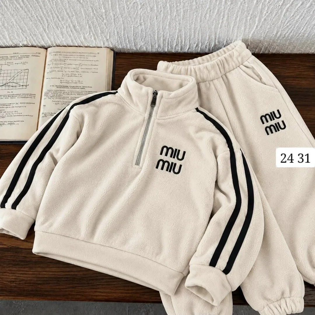 И уютные костюмы для девочек с вышивкой MIU — фото 1