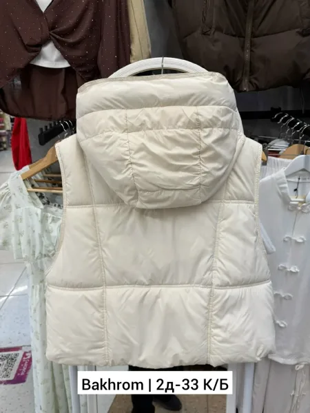 Жилет из ткани с капюшоном, карманами на кулиске, подкладкой — фото 3