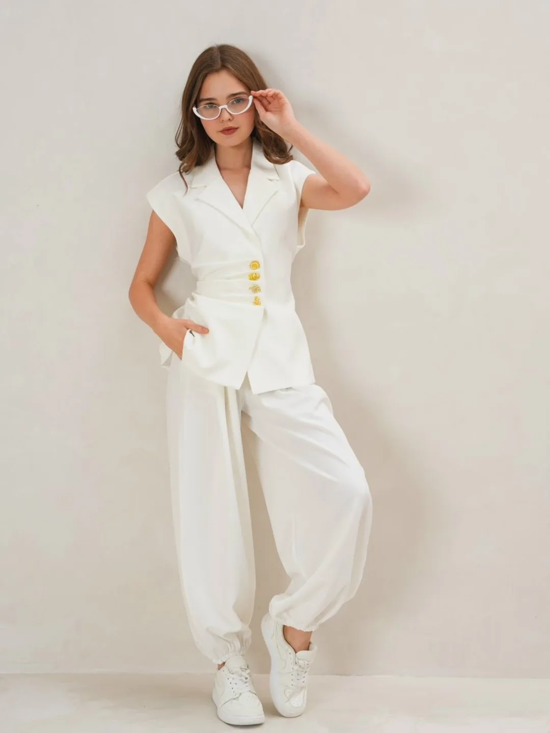 Костюм двойка из ткани министр с аккуратным воротником и золотыми Золотой — фото 1
