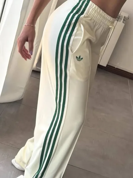 Свободные штаны от adidas на удобной резинке и с боковыми лампасами — фото 3