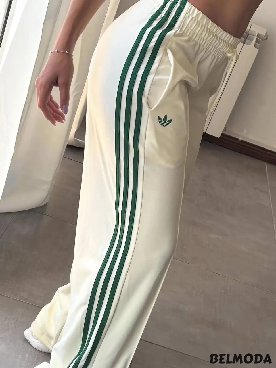 Свободные штаны от adidas на удобной резинке и с боковыми лампасами — фото 4