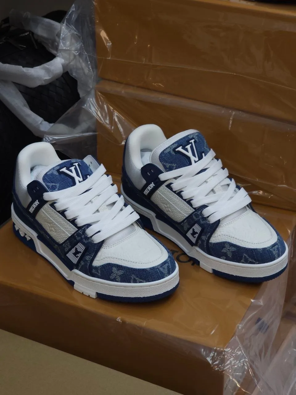 Кроссовки Louis Vuitton Trainer деним, кожа и фирменный Monogram — фото 1