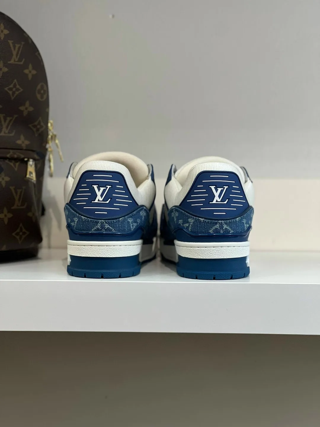 Кроссовки Louis Vuitton Trainer деним, кожа и фирменный Monogram — фото 9