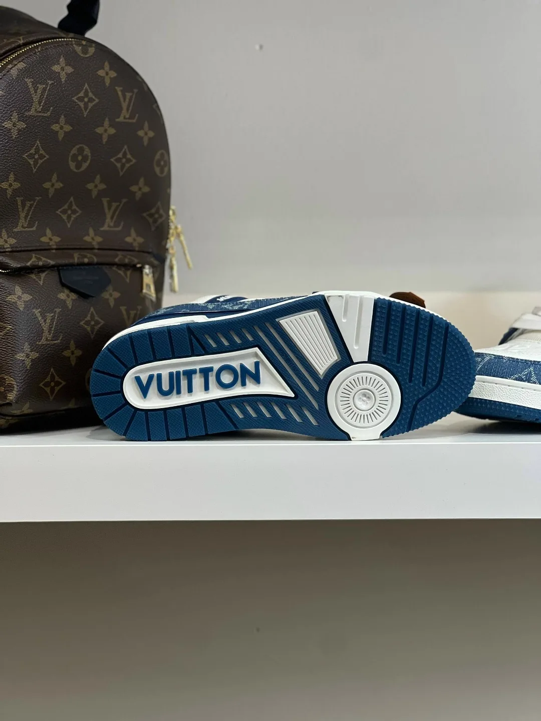 Кроссовки Louis Vuitton Trainer деним, кожа и фирменный Monogram — фото 10