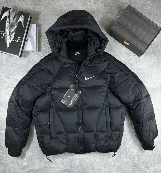 Зимняя куртка от Nike с наполнителем холофайбер — фото 1