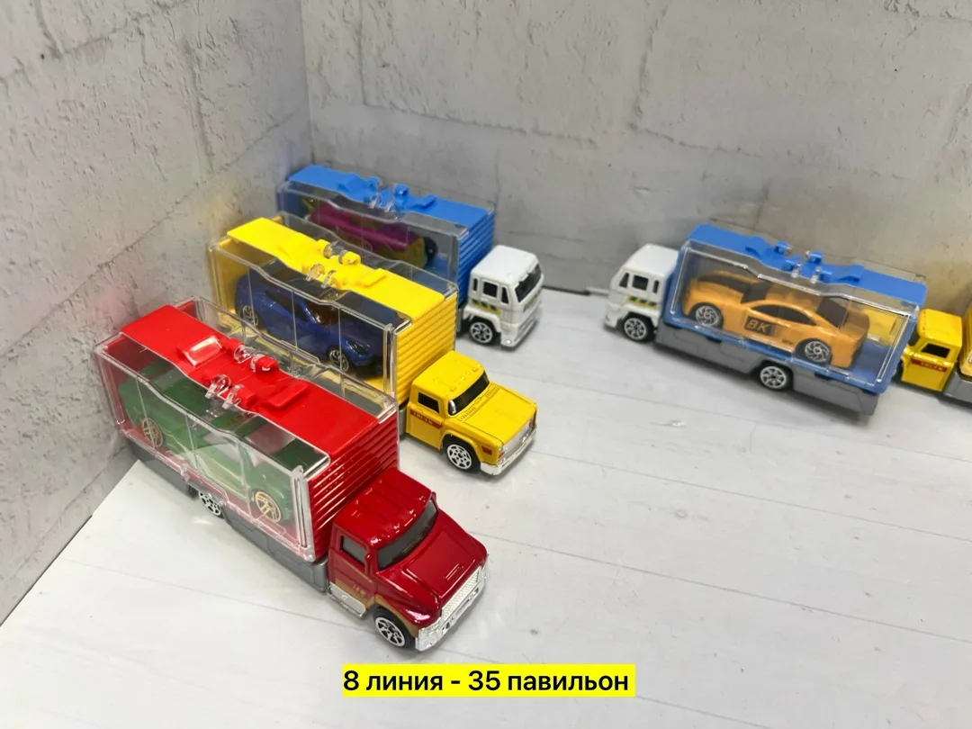 Металлическая игрушка в виде грузовичка с мини-машинкой — фото 2