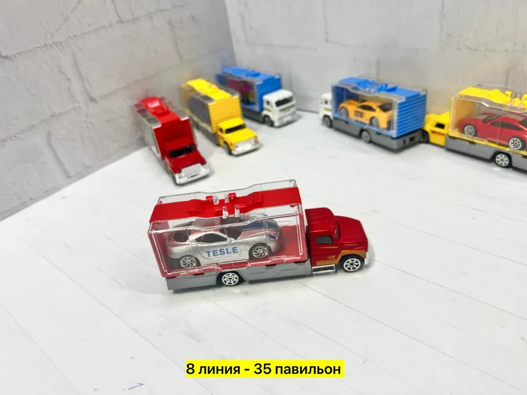 Металлическая игрушка в виде грузовичка с мини-машинкой — фото 3