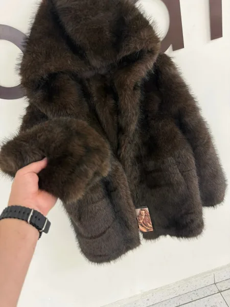 Шуба экомех укороченная С поясом и капюшоном полушубок - это идеальное сочетание стиля и тепла для демисезона и зимы — фото 7