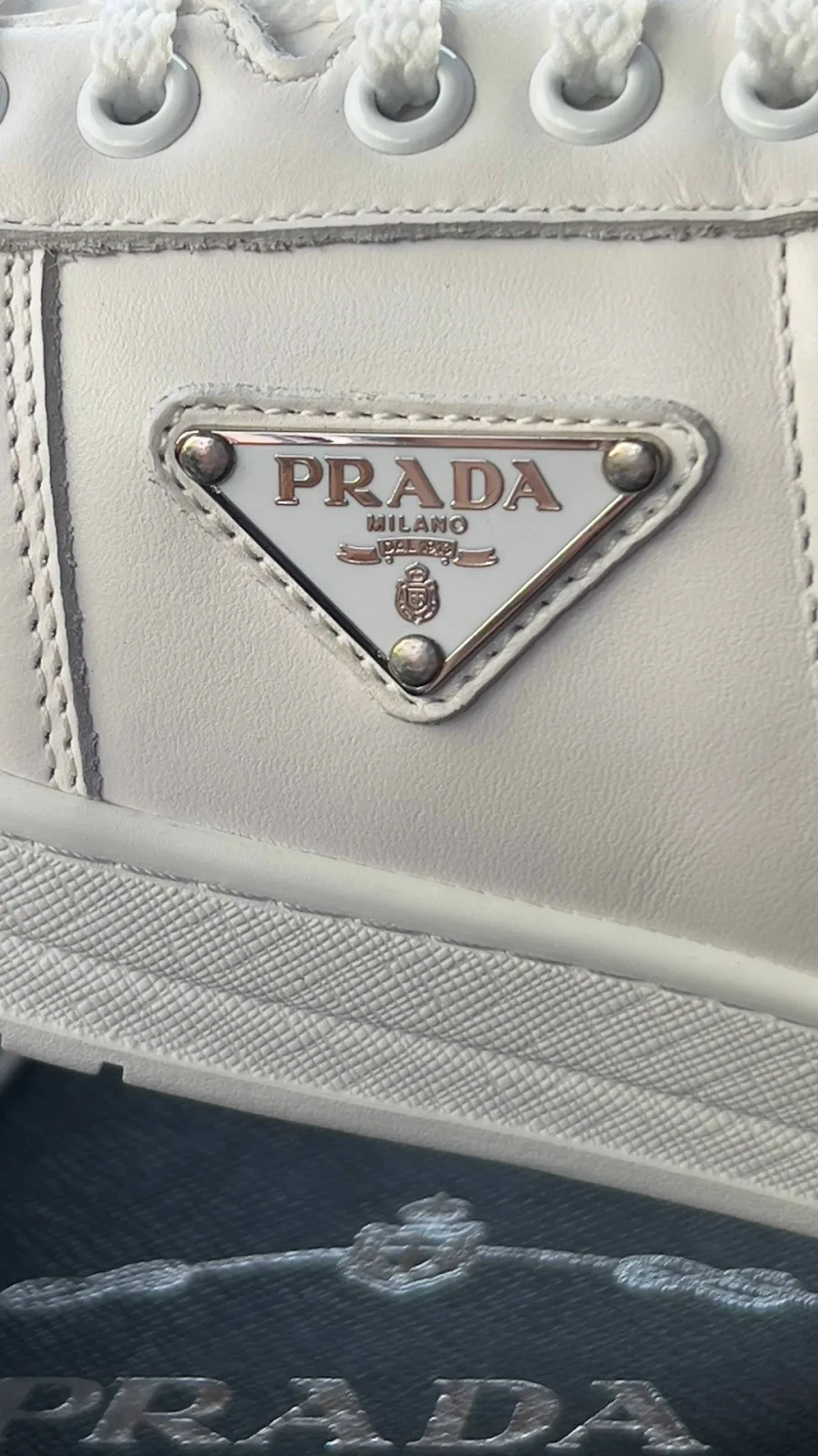 Prada Downtown белые кожаные кроссовки с фирменным треугольником — фото 4