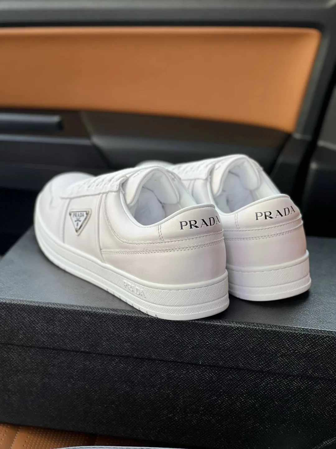 Prada Downtown белые кожаные кроссовки с фирменным треугольником — фото 9