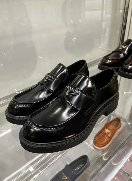 Prada мужские лоферы из гладкой кожи — фото 9
