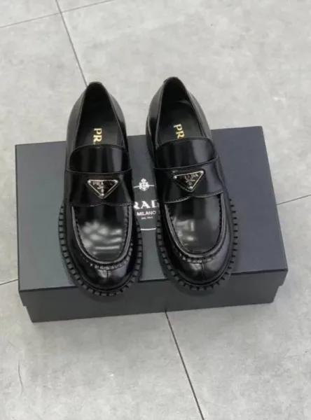 Prada мужские лоферы из гладкой кожи — фото 11