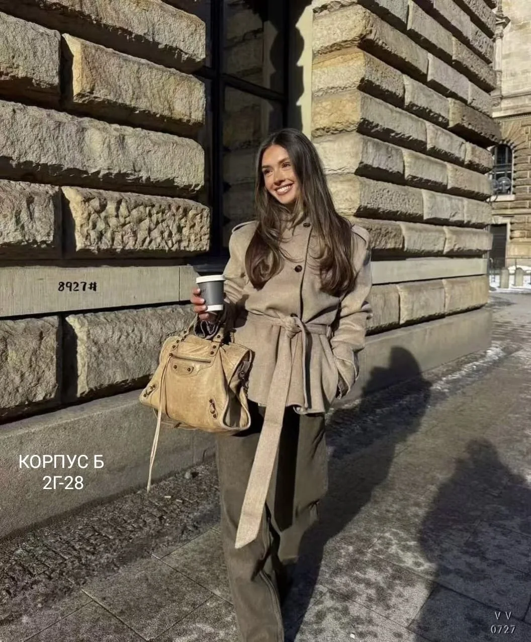 Эстетичные и лаконичные пальто на пуговичках с высоким воротом и дополнительным ремешком на талию — фото 2