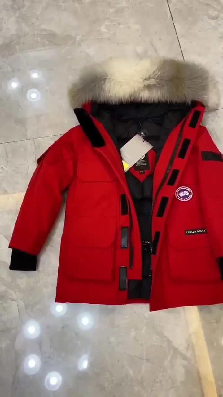 Canada Goose Expedition Kids Parka детская парка в насыщенном красном — видео