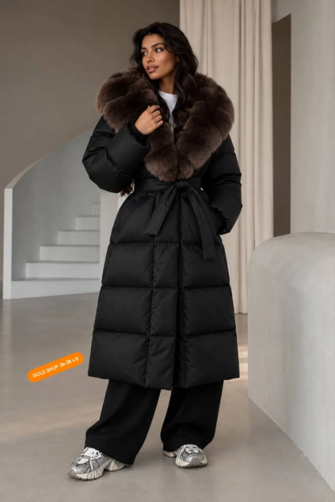 Пуховик с меховым воротником и поясом на талии — фото 1