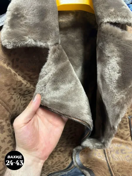Пальто из ткани барашка с меховым воротником — фото 4