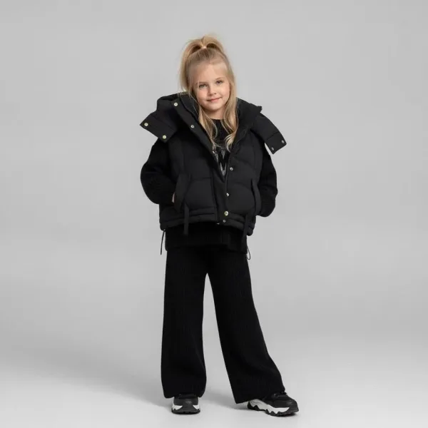 Крутой образ от Baby Club Тройка Вязаный костюм и безрукавка — фото 3