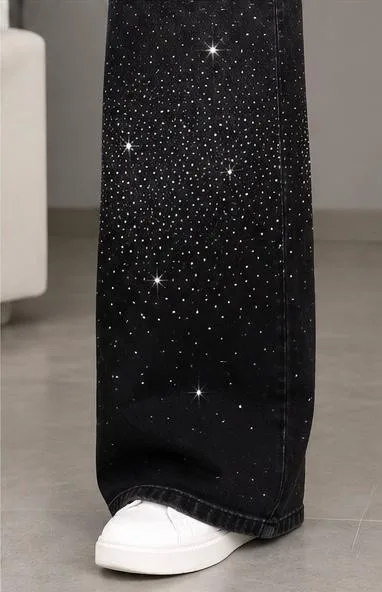 Джинсы из эластичной ткани в базовом цвете с декоративными стразами — фото 2