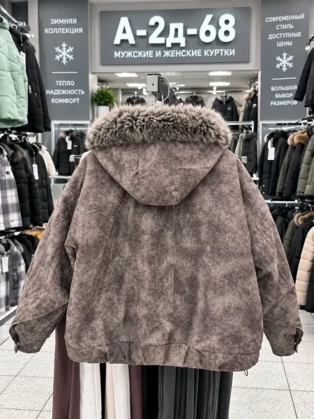 Тёплая и стильная куртка из джинсы съёмным меховым воротником — фото 11