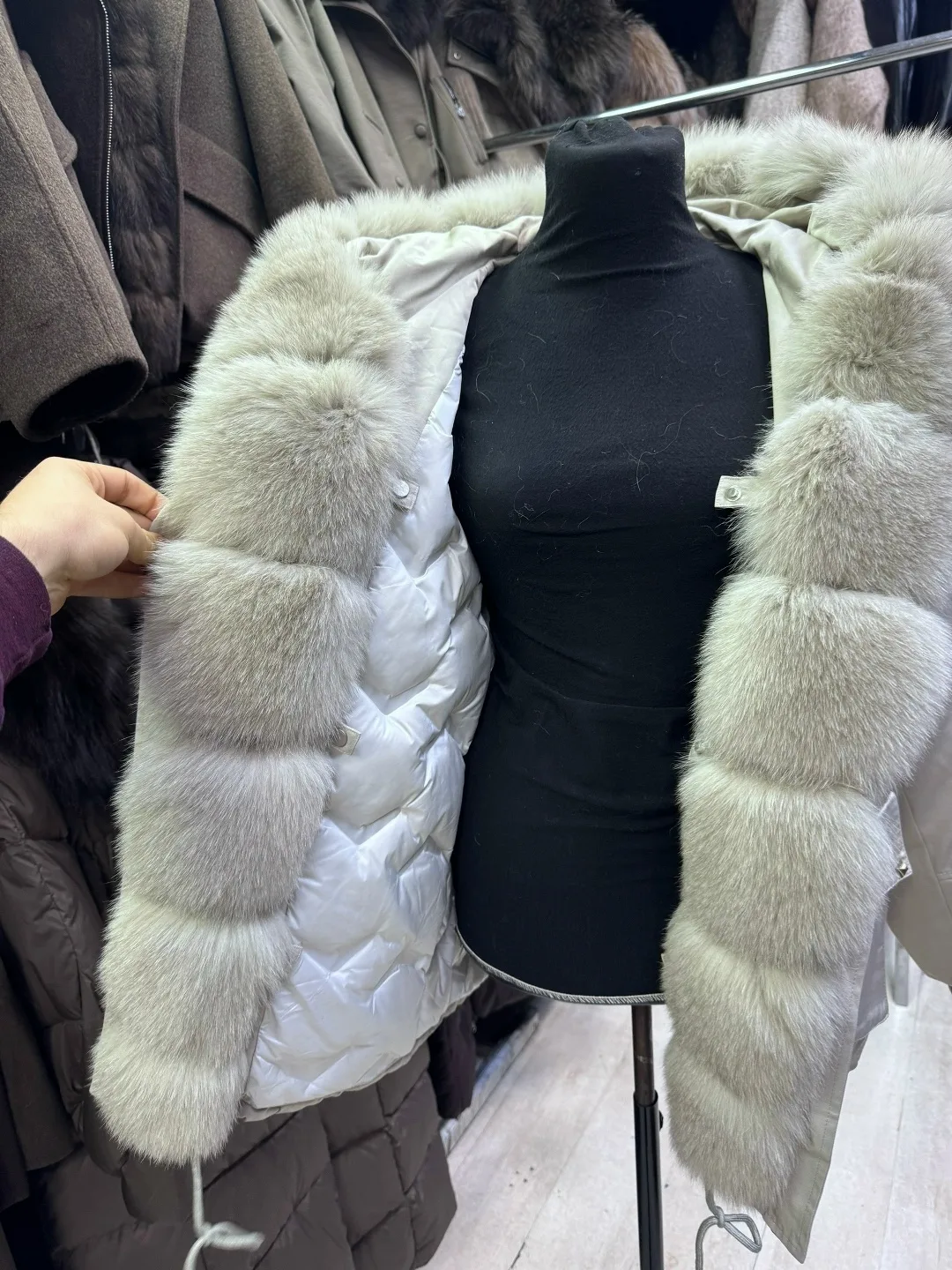 Женская куртка с натуральным мехом песца — фото 3